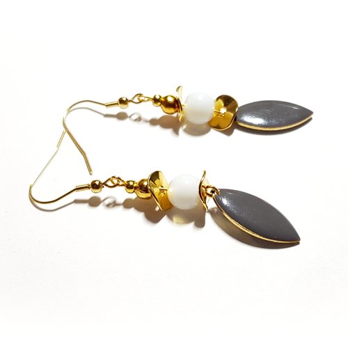 Boucle d'oreille pendante ovale émaillé gris, perles en verre blanc, coupelles, crochet en métal acier inoxydable doré