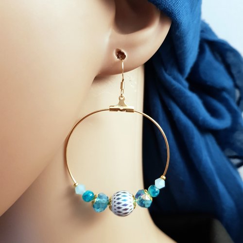 Boucle d'oreille créole avec perles en verre bleu, blanc, coupelles, crochet, métal acier inoxydable doré