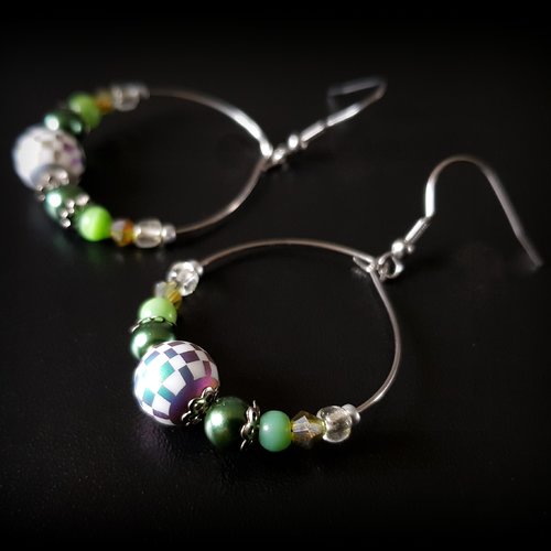 Boucle d'oreille créole avec perles en verre blanc, vert reflets violet, coupelles, crochet, métal acier inoxydable argenté