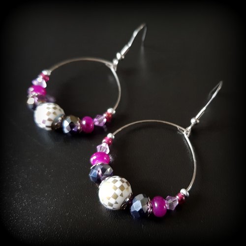 Boucle d'oreille créole avec perles en verre blanc, violet, reflets bleu vert, coupelles, crochet, métal acier inoxydable argenté