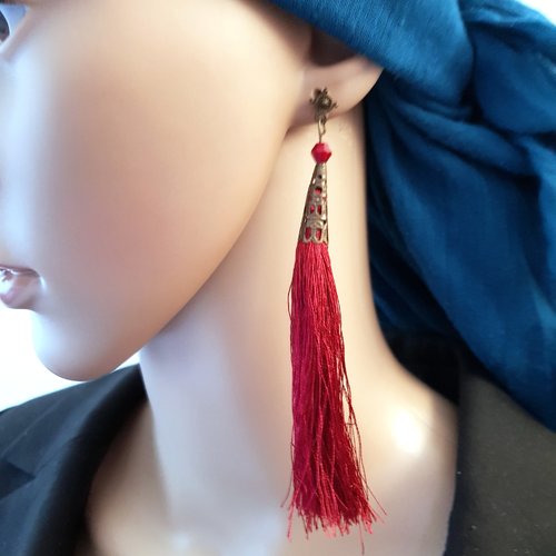 Boucle d'oreille pendante, pompons en polyester rouge bordeaux, perles à facette, coupelles, crochet, métal bronze