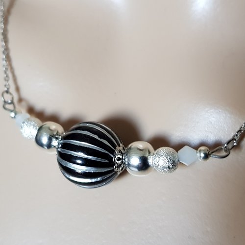 Collier perles en verre et acrylique, blanche, noir, chaîne, coupelles, fermoir, métal acier inoxydable argenté