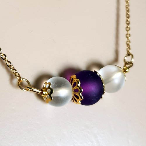 Collier perles en verre prune violet, transparent givré, coupelles, fermoir, chaîne, métal acier inoxydable doré