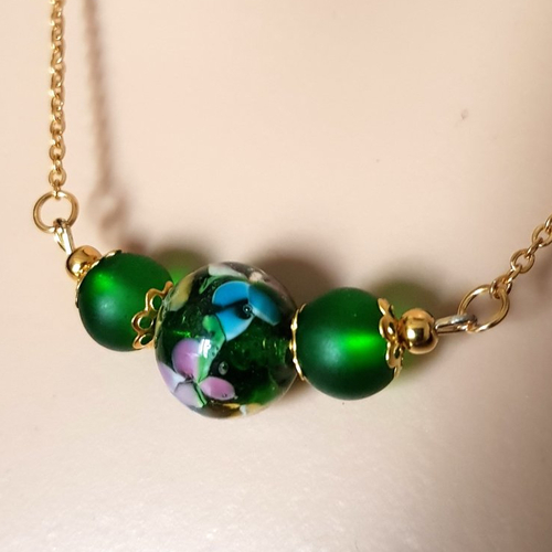Collier perles en verre vert, coupelles, fermoir, chaîne, métal acier inoxydable doré