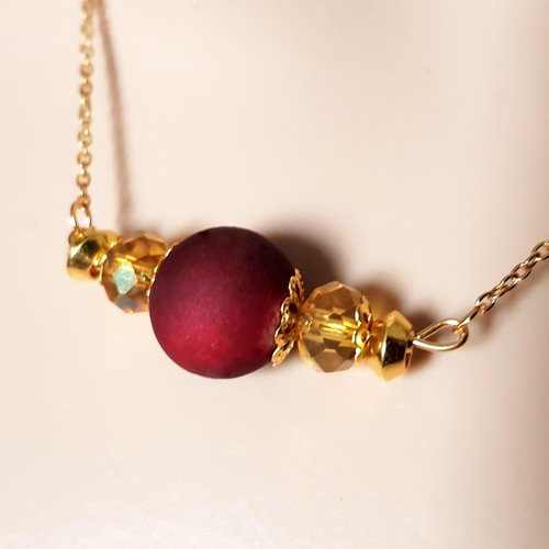 Collier perles en verre et en bois rouge bordeaux, coupelles, fermoir, chaîne, métal acier inoxydable doré
