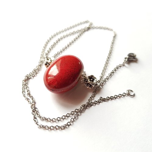 Collier perles en céramique rouge moucheté coupelles, fermoir, chaîne, métal acier inoxydable argenté