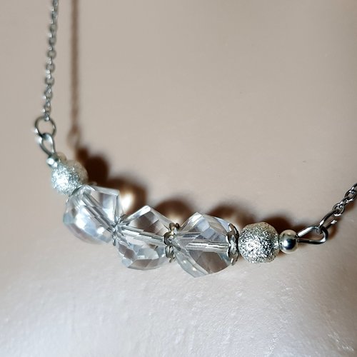 Collier perles en verre à facette transparente, coupelles, fermoir, chaîne, métal acier inoxydable argenté