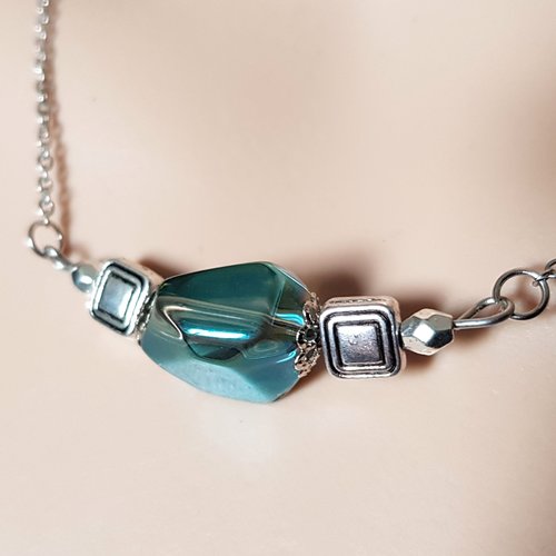 Collier perles en verre à facette bleuté avec reflets, coupelles, fermoir, chaîne, métal acier inoxydable argenté