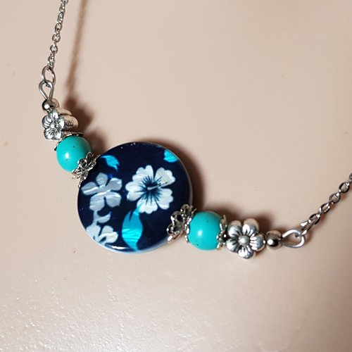 Collier perles en verre et nacre noir, blanc, bleu, fleur, coupelles, fermoir, chaîne, métal acier inoxydable argenté