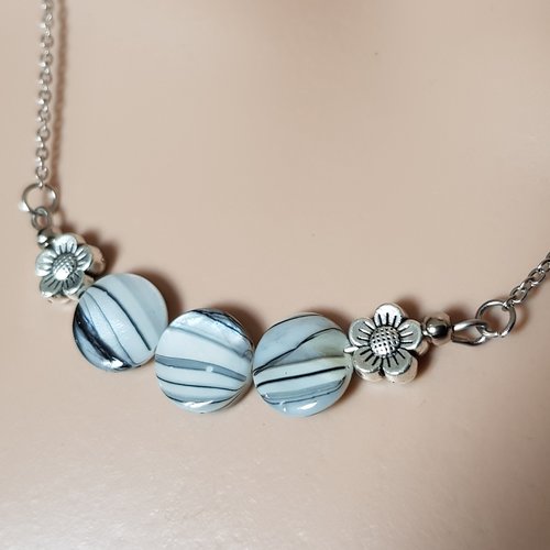 Collier perles en verre et nacre noir, blanc, gris, fleur, coupelles, fermoir, chaîne, métal acier inoxydable argenté