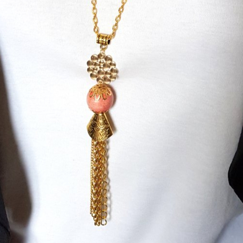 Collier sautoir grosse perle ronde en bois rose, connecteur, coupelle, bélière, chaîne, fermoir, en métal doré