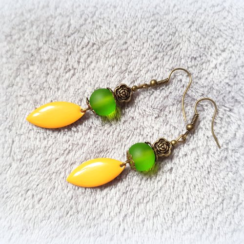 Boucle d'oreille pendante fleur, ovale émaillé orange, perles en verre vert givré, coupelles, crochet en métal bronze