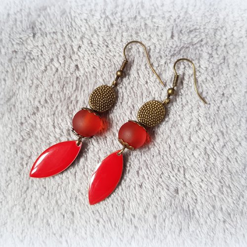 Boucle d'oreille pendante, ovale émaillé rouge, perles en verre givré, coupelles, crochet en métal bronze