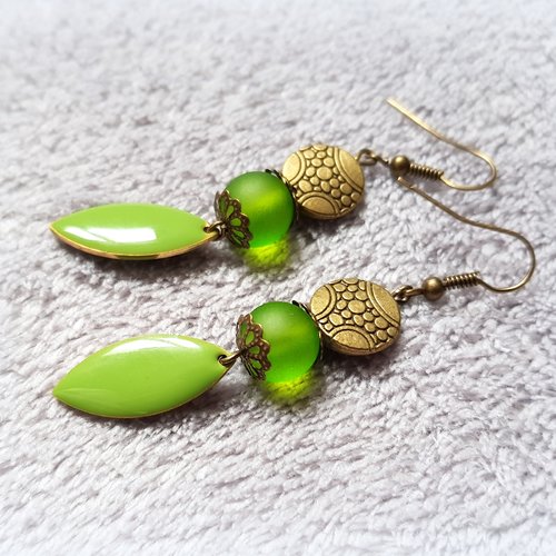Boucle d'oreille pendante, ovale émaillé olive, perles en verre vert givré, coupelles, crochet en métal bronze