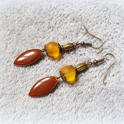 Boucle d'oreille pendante, ovale émaillé marron, perles en verre jaune moutarde givré, coupelles, crochet en métal bronze