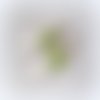 Boucle d'oreille pendante fleur, ovale émaillé blanc, perles en verre vert givré, coupelles, crochet en métal bronze