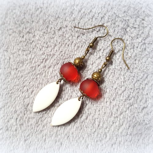 Boucle d'oreille pendante fleur, ovale émaillé blanc, perles en verre rouge givré, coupelles, crochet en métal bronze