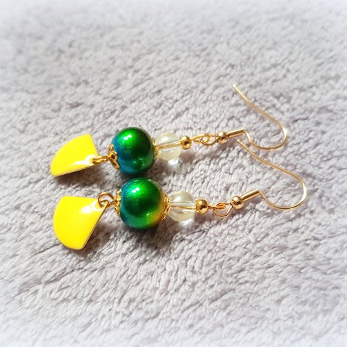 Boucle d'oreille pendante éventail émaillé jaune, perles en verre vert, bleu, coupelles, crochet en métal acier inoxydable doré