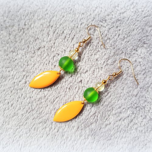 Boucle d'oreille pendante ovale émaillé orange, perles en verre vert givré, coupelles, crochet en métal acier inoxydable doré