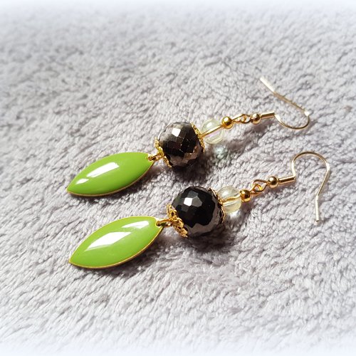 Boucle d'oreille pendante, ovale émaillé vert, perles en verre à facette noir et transparente, crochet, métal acier inoxydable doré