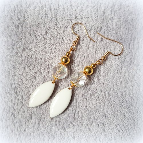 Boucle d'oreille pendante, ovale émaillé blanc, perles en verre transparent, coupelles, crochet en métal acier inoxydable doré