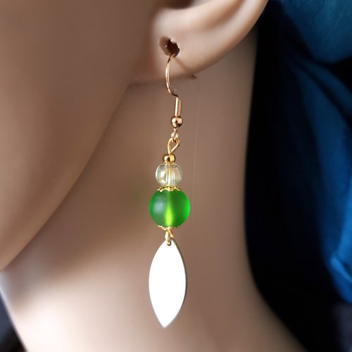 Boucle d'oreille pendante, ovale émaillé blanc, perles en verre vert givré, coupelles, crochet en métal acier inoxydable doré