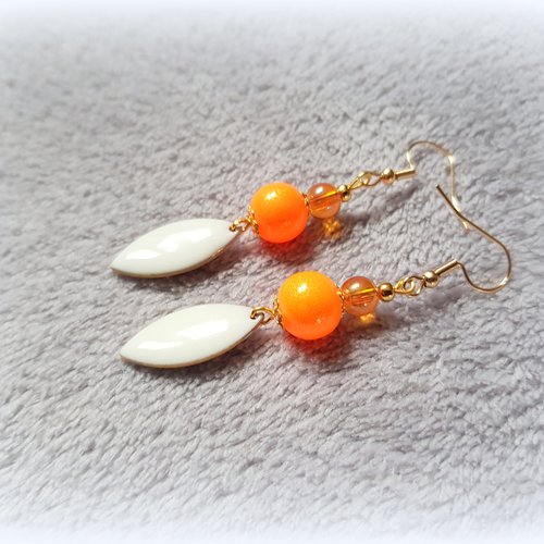 Boucle d'oreille pendante, ovale émaillé blanc, perles en verre orange vif pailleté, coupelles, crochet en métal acier inoxydable doré