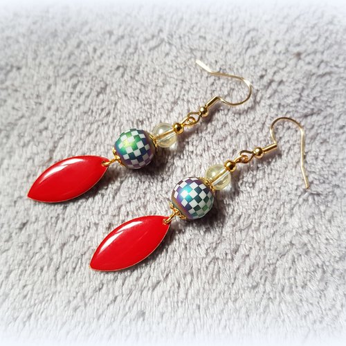 Boucle d'oreille pendante, ovale émaillé rouge, perles en verre multicolore, coupelles, crochet en métal acier inoxydable doré