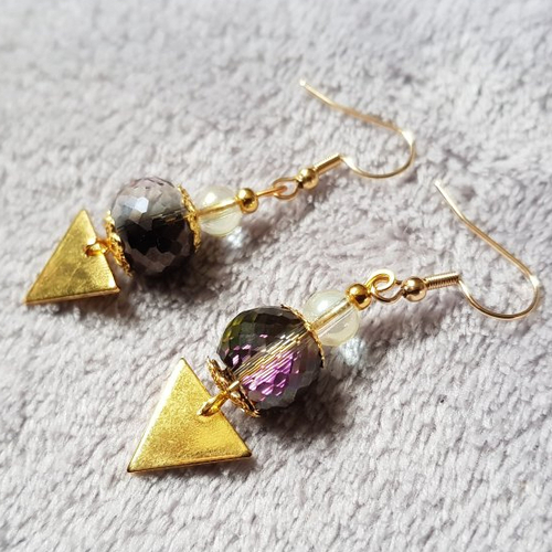 Boucle d'oreille triangle, perles en verre à facette transparente multicolore, coupelles, crochet en métal acier inoxydable doré