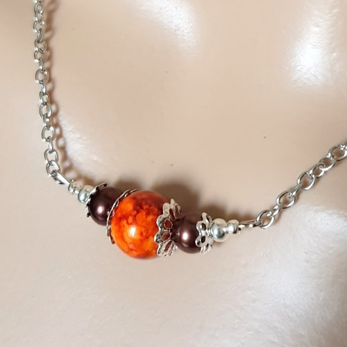 Collier perles en verre orange foncé, prune, coupelles, fermoir, chaîne, métal acier inoxydable argenté