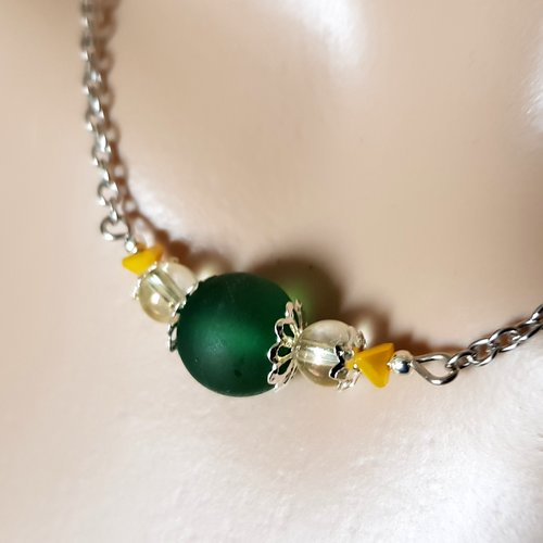Collier perles en verre vert foncé, jaune, coupelles, fermoir, chaîne, métal acier inoxydable argenté