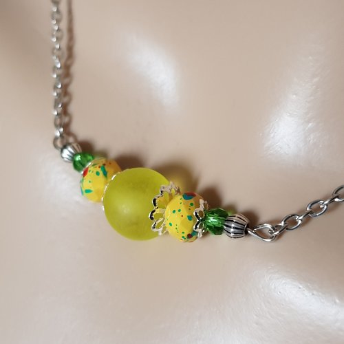 Collier perles en verre jaune givré, vert, coupelles, fermoir, chaîne, métal acier inoxydable argenté