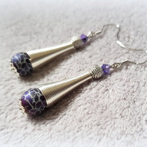 Boucle d'oreille pendante, perles en verre prune violet foncé marbré, tige, crochet en métal acier inoxydable argenté