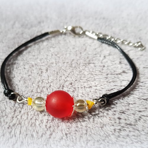 Bracelet cordon ciré noir, perle en verre et acrylique rouge givré, transparente, jaune, fermoir mousqueton, chaînette, métal argenté