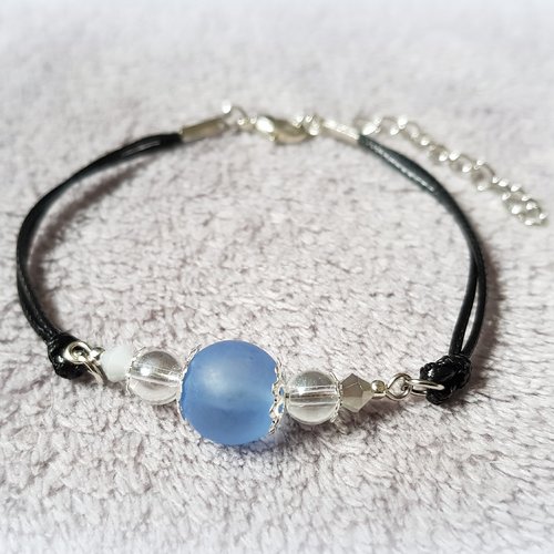 Bracelet cordon ciré noir, perle en verre et acrylique bleu givré, transparente, blanc, fermoir mousqueton, chaînette en métal argenté