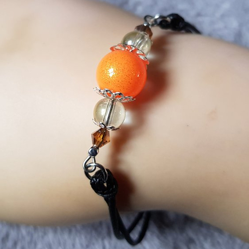 Bracelet cordon ciré noir, perle en verre orange vif pailleté, transparent, fermoir mousqueton, chaîne d’extension en métal argenté