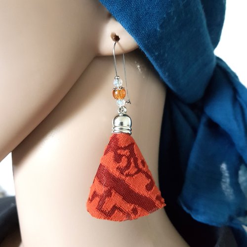 Boucle d'oreille pendante avec pompons en tissue coton souple orange foncé, perles verre, crochet en métal acier inoxydable argenté