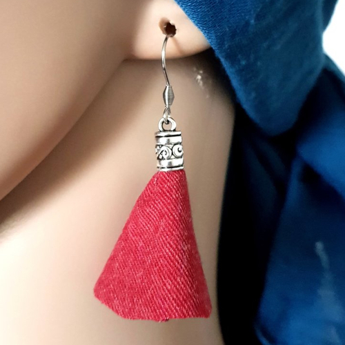 Boucle d'oreille pendante avec pompons en tissue coton souple rouge bordeaux, crochet en métal acier inoxydable argenté