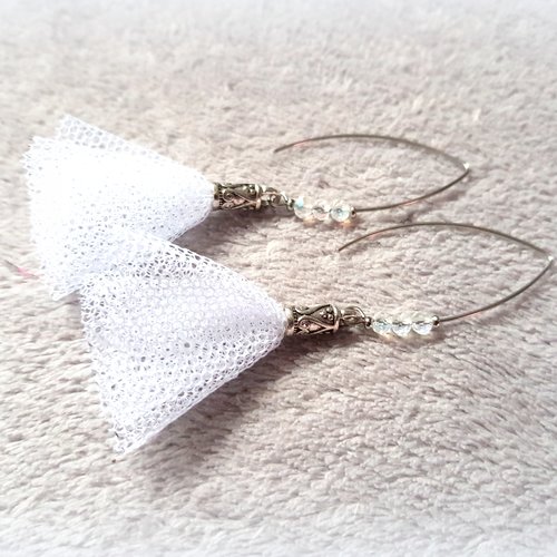 Boucle d'oreille pendante avec pompons en voilage souple blanc, perles en verre, coupelles, crochet en métal acier inoxydable argenté