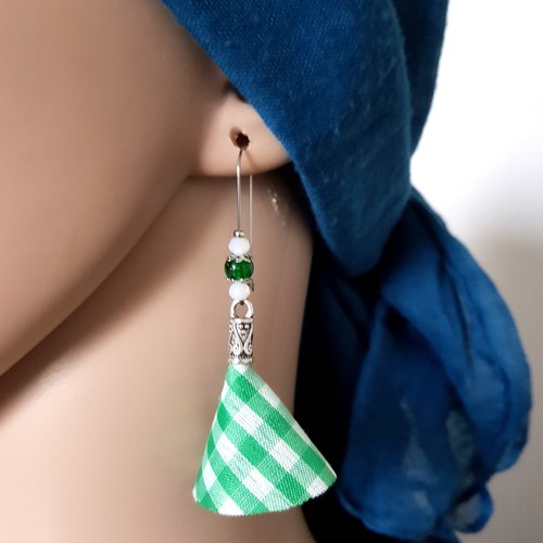 Boucle d'oreille pendante pompons en tissu blanc, vert, perles en verre, coupelles, crochet en métal acier inoxydable argenté