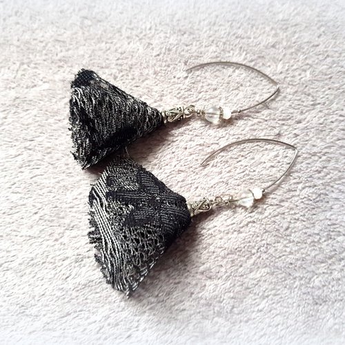Boucle d'oreille pendante pompons voilage souple blanc, gris, noir, perles en verre, coupelles, crochet en métal acier inoxydable argenté