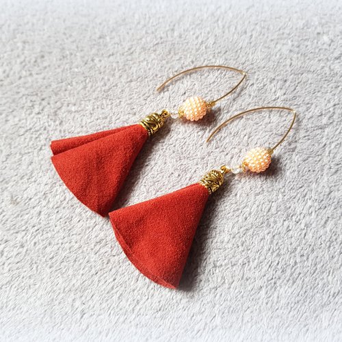 Boucle d'oreille pendante pompons en tissue orange rouille, perles en acrylique pêche, coupelles, crochet en métal acier inoxydable doré