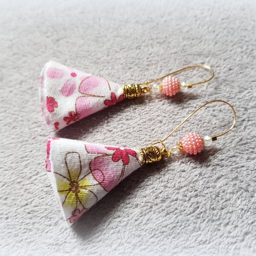 Boucle d'oreille pendante avec pompons en tissue blanc, rose, perles en acrylique, coupelles, crochet en métal acier inoxydable doré