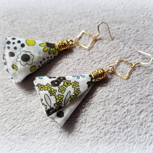 Boucle d'oreille pendante pompons en tissue blanc, vert olive, marron, bleu, connecteur carré, crochet en métal acier inoxydable doré
