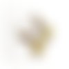 Boucle d'oreille pendante abeille  émaillé blanc, jaune, argile, perles en verre, crochet en métal bronze