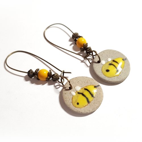 Boucle d'oreille pendante abeille  émaillé blanc, jaune, argile, perles en verre, crochet en métal bronze