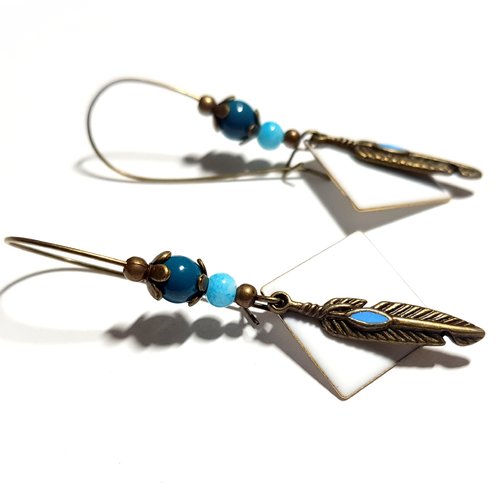 Boucle d'oreille plume, carré émaillé blanc, perles en verre bleu, coupelles, crochet en métal bronze