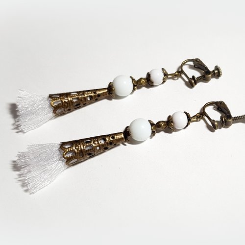 Boucle d'oreille à visse pendante pompons blanc, perles en verre lisse, coupelles cône en métal bronze