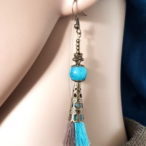 Boucle d'oreille pendante pompons, perles en verre bleu, coupelles cône en métal bronze