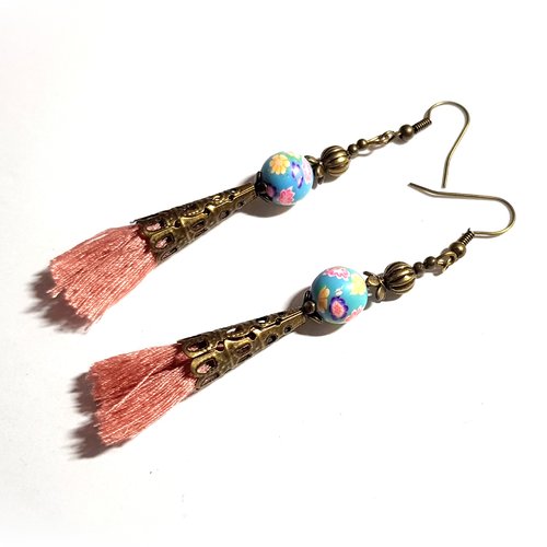 Boucle d'oreille pendante pompons vieux rose clair, perles en pâte fimo multicolore, coupelles cône en métal bronze